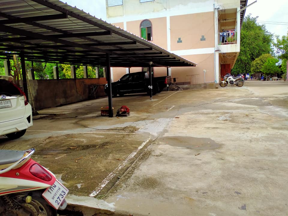 ที่จอดรถ ณัฐธนา อพาร์ทเม้นท์