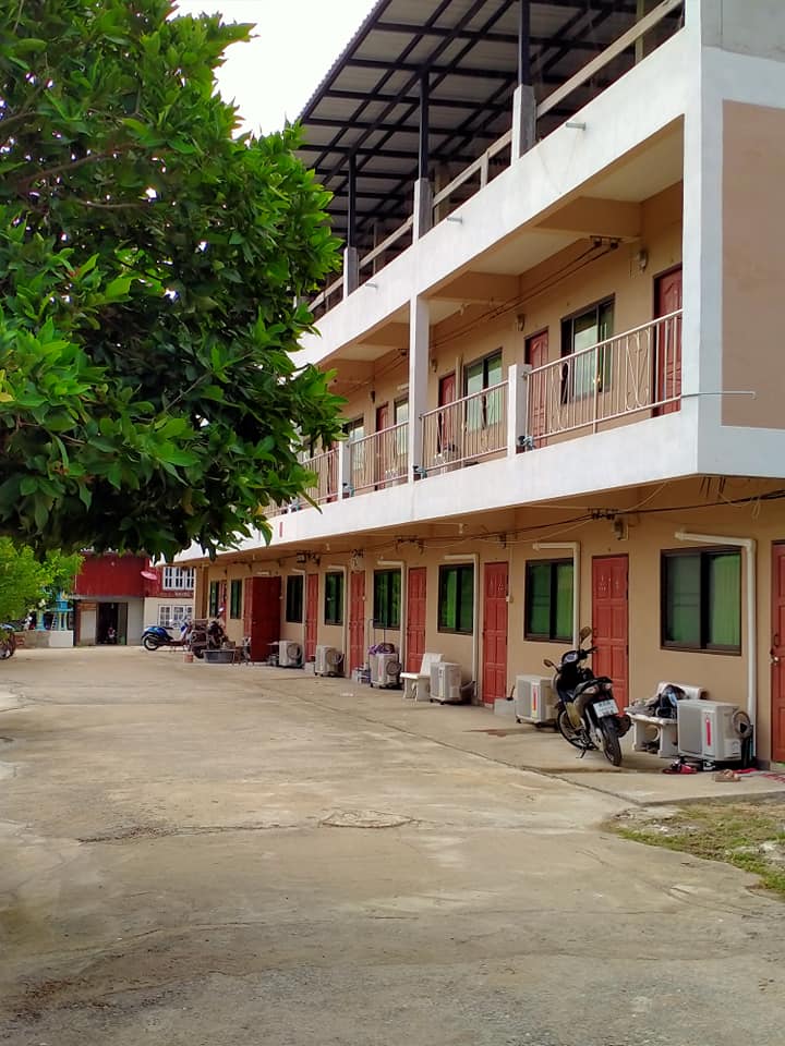 บรรยากาศหน้าหอพัก